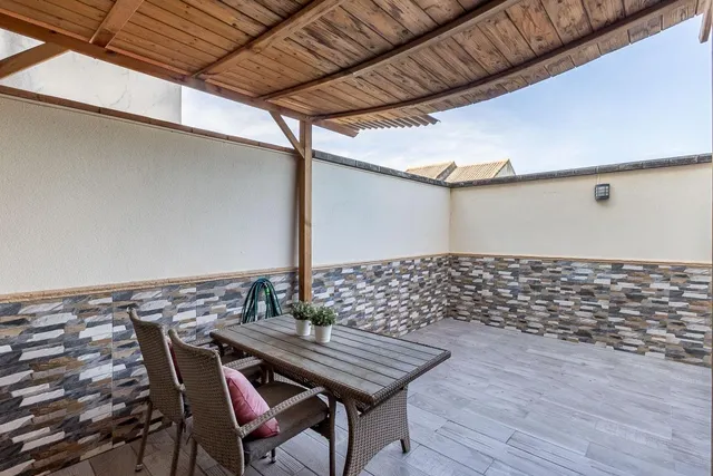 Amplia casa de 182 m2 con patio, gran sótano y a menos de 5 minutos del metro — 10