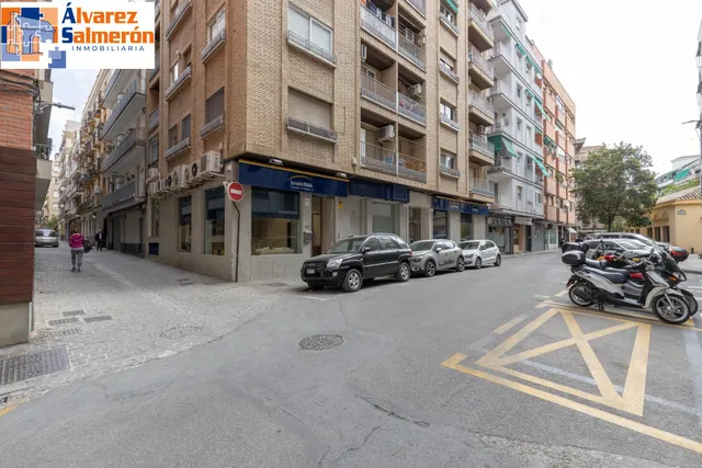 Amplio piso con garaje y trastero en el centro — 50