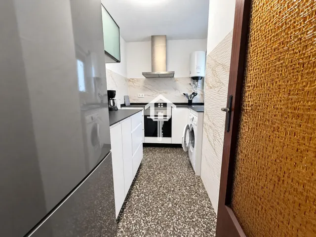 Ático en exclusiva totalmente reformado de 56 m2 con terraza en zona benalúa de Alicante: edificio con ascensor — 23