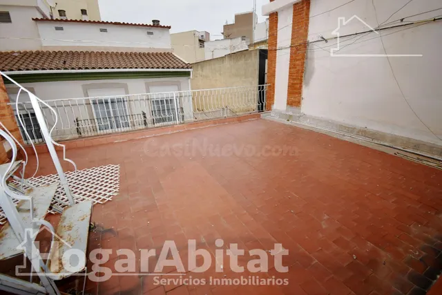 CASA SEMIREFORMADA CON GARAJE Y DOS TERRAZAS, EN EL CENTRO — 2