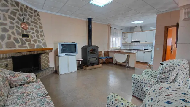 Casa de campo con parcela vallada, pinada, zona de olivos y amplia área de barbacoa — 8