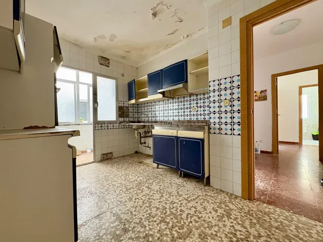 Piso para reformar junto al Mercado de Abastos de Cádiz - foto 5
