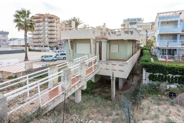Vive el mar desde casa: parcela exclusiva en primera línea de playa en Xeraco — 38