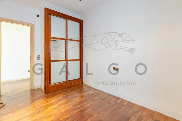 Piso a la venta junto a la plaza del ayuntamiento — 47