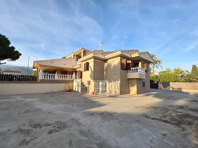 Villa en Gran Avenida de Benicàssim. Cerca del pueblo y de la playa del Voramar. 1700 m2 de parcela, — 48