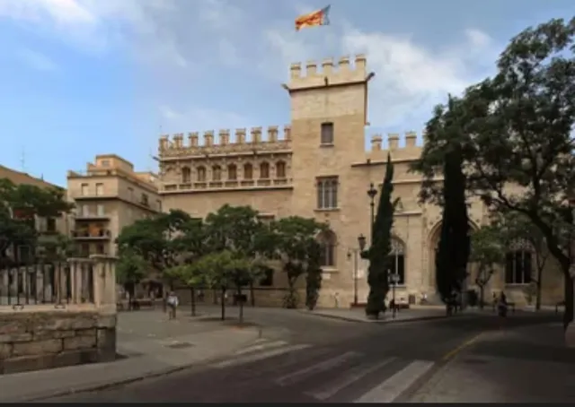 ENCANTADOR ÁTICO EN CENTRO HISTÓRICO VALENCIA — 29