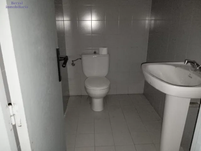 Amplio Local Comercial en Manzanera, Logroño - Ideal para Inversores — 9