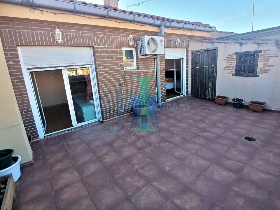 Inmohouse vende en exclusiva ático duplex y local con vado en zona carretas ref: o191
