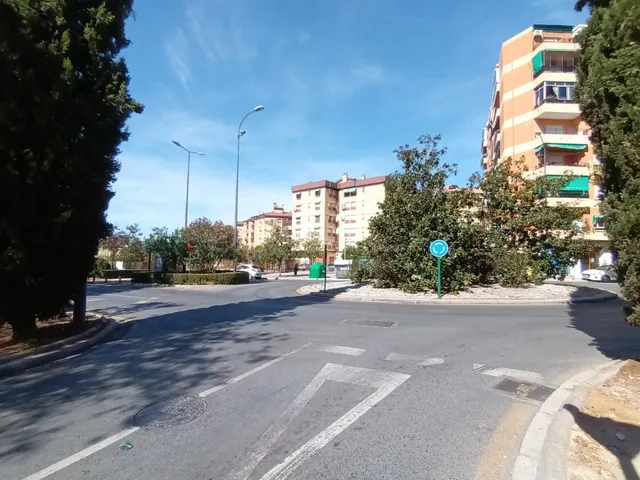 Garaje cerrado en Granada zona Zaidin, 12.80 m. de superficie. — 3