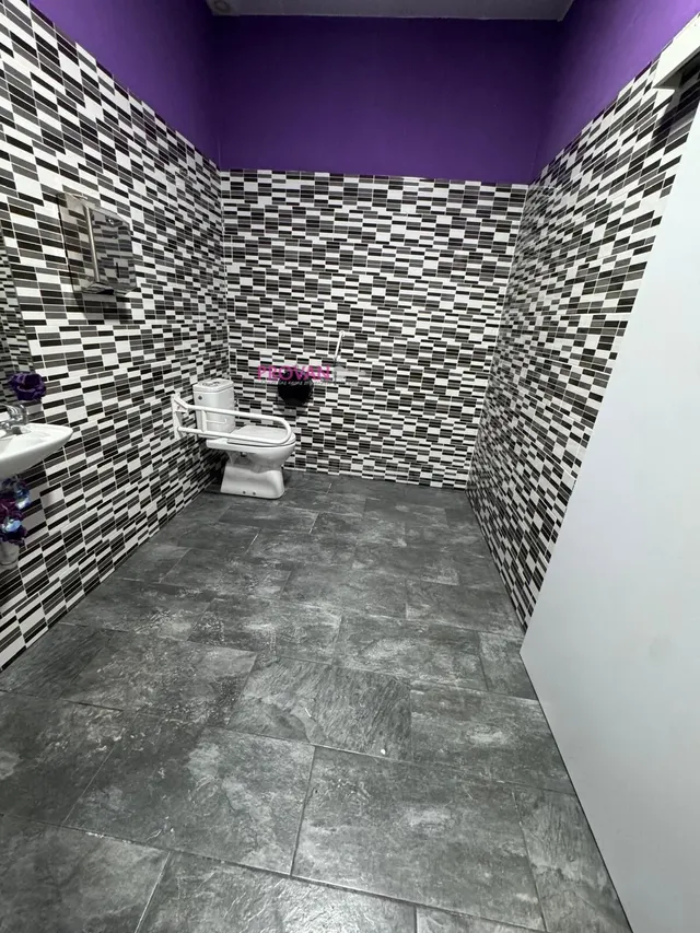 Local comercial en alquiler con tres salas y baño  adaptado — 5