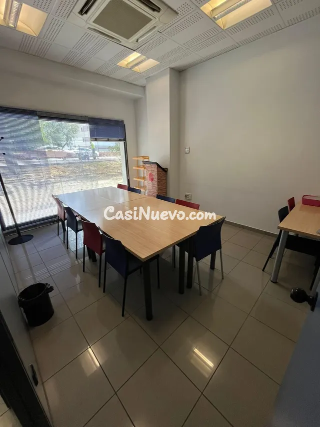 Oficinas en subarrriendo – 65 m2 con luz natural y despachos - foto 5
