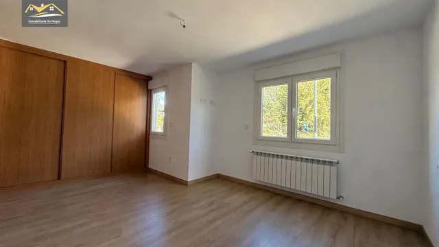 Chalé adosado, con terraza 30m , jardín 70m , garaje para 2 coches. 5 habitaciones. 3 baños. Cocina salón comedor de 35 m2. Magnificas vistas. Muy soleados — 48