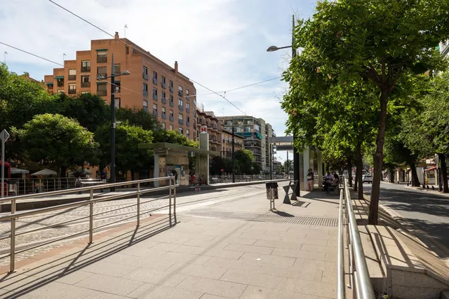 LOCAL VENTA JUNTO AVDA.CONSTITUCION GRANADA — 18