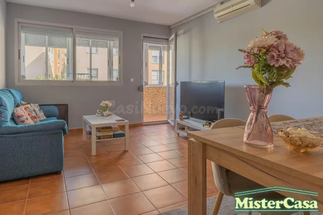 EXCLUSIVA. Piso zona sur VPO . 3 dormitorios , 2 baños , terraza . Plaza de garaje y trastero . — 2