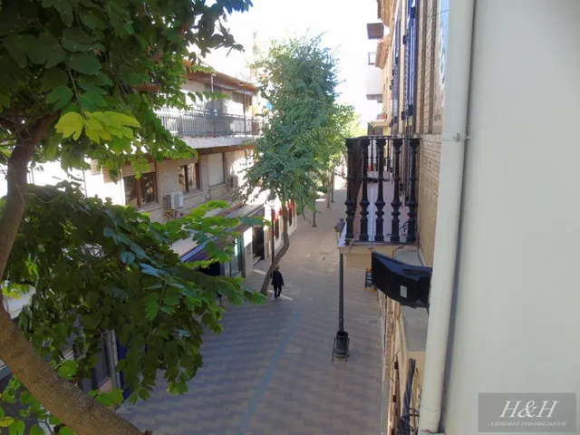 Se alquila escaleta para uso comercial en Jorge Juan. /HH Asesores, Inmobiliaria en Burjassot/. — 21