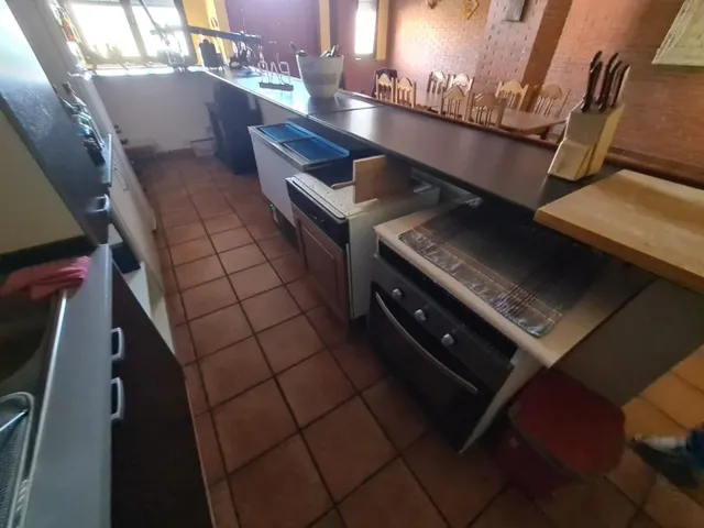 SE VENDE LOCAL  EN EL CENTRO, ACONDICIONADO COMO MERENDERO, AMPLIO COMEDOR, 2 BAÑOS. EQUIPADO. — 6