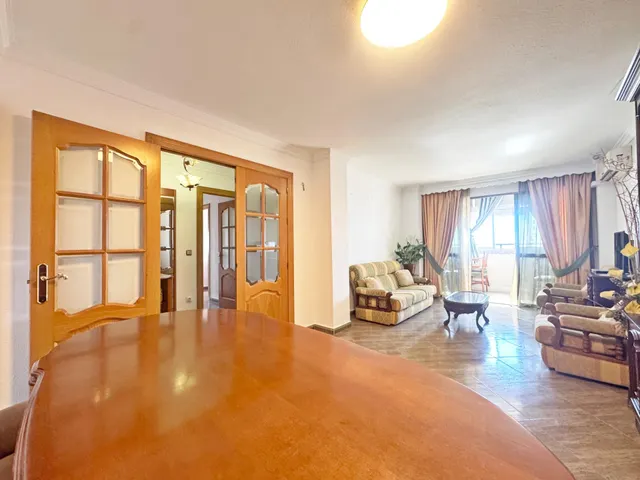 Amplio piso en esquina todo exterior con terraza y vistas al mar junto a Vialia y Avenida de Andalucía. — 6
