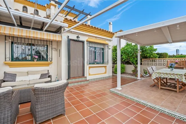 Casa adosada soleada con amplias terrazas en La Zenia