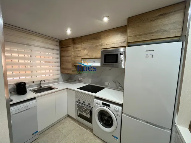 Piso reformado en primera línea del mar con terraza y piscina comunitaria — 6