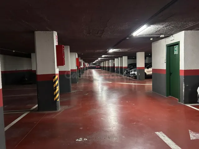 Plazas de parking en venta en la Plaza Montserrat Roig esqui - foto 2