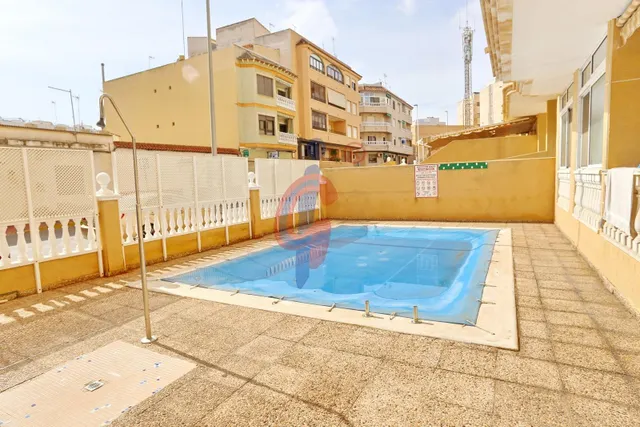 Planta baja en venta en el centro de Guardamar del Segura con gran terraza privada y piscina comunitaria — 28