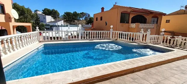 Gran chalet independiente de 3 plantas con dos viviendas y piscina — 12