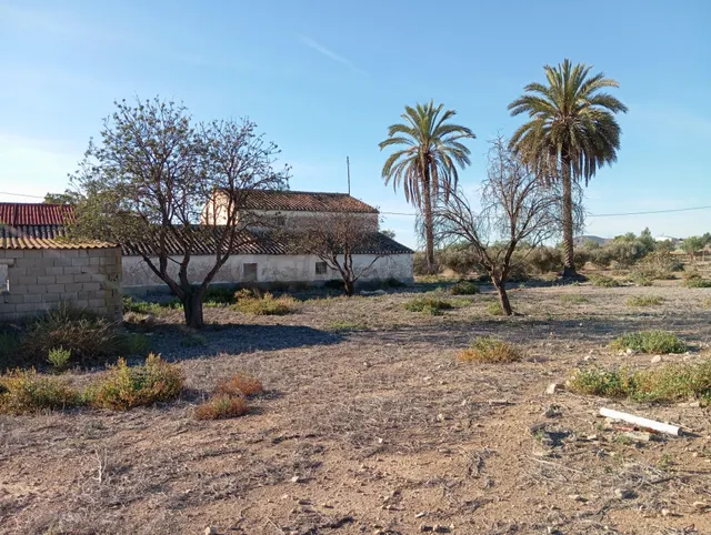 CORTIJO CON TERRENO Y ALMACENES JUNTO A LORCA Y PUERTO LUMBR - foto 2