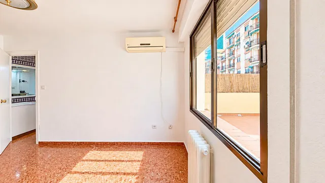 ¡Espectacular apartamento con terraza soleada junto al Helicóptero en Alcázar del Genil! — 11