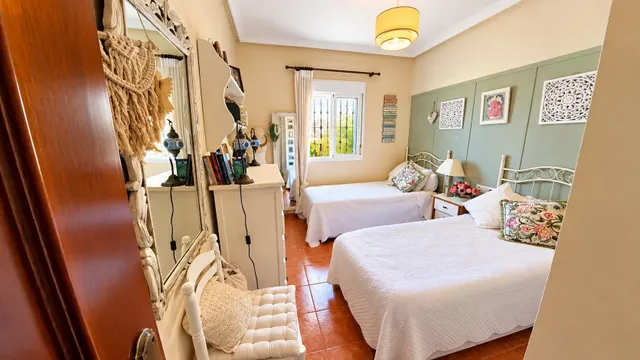 Chalet urbano reformado con piscina, placas solares y todas las comodidades — 29