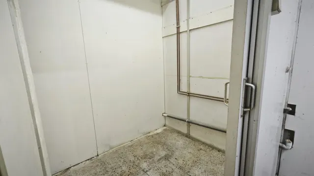 Local en venta para reformar en la calle Salinas, Vila de Gràcia. — 8