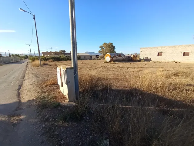Parcela de 5500 m2 con almacén declarado de 70 m2. — 7