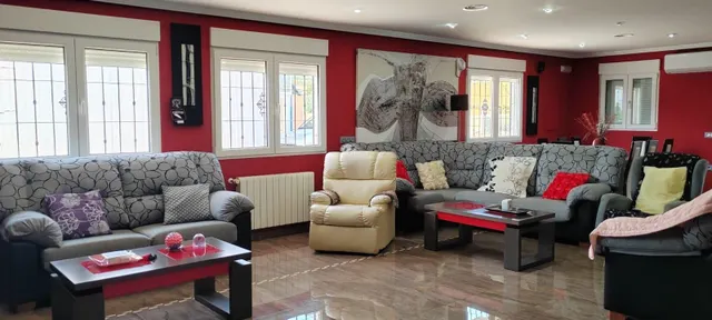 SE VENDE CHALET EN MUY BUENA ZONA PEGADO AL PUEBO Y A 20 MINUTOS DE ALICANTE — 15