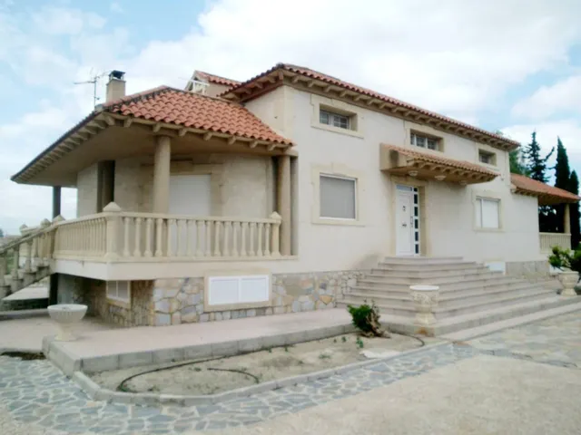 Chalet independiente en Murcia capital con parcela de 2.500 m2, piscina y 8 dormitorios — 25