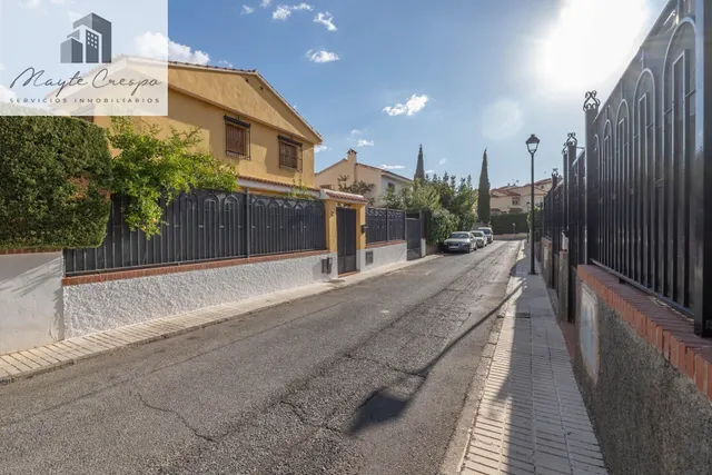 CHALET CON PISCINA Y JARDÍN A SOLO 10 MINUTOS DE GRANADA — 10