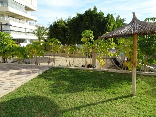 LUJOSO ÁTICO CON ESPECTACULAR TERRAZA Y SOLARIUM — 48