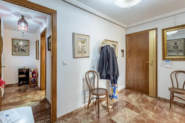 Pisazo en paseo del salón - Granada — 38