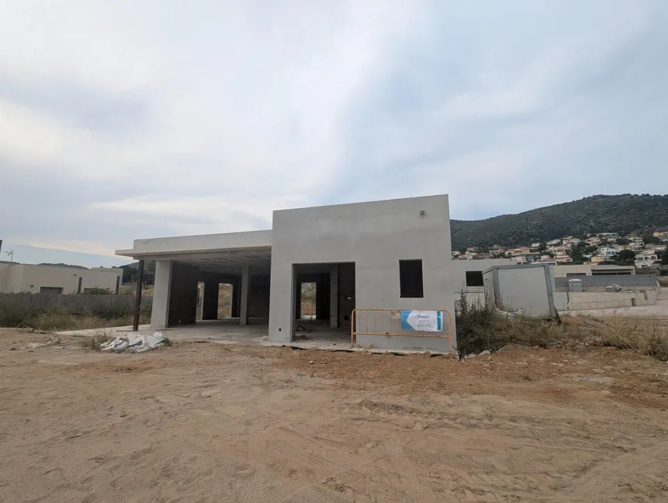 Estructura en construcción con vistas impresionantes en Mas Isaac – Palau-saverdera