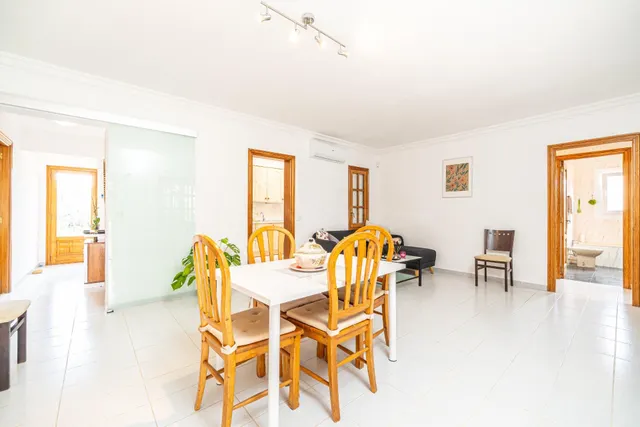 Chalet con amplio jardín y posibilidad de doble vivienda — 4