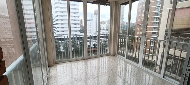 Piso de 3 dormitorios con piscina y garaje en urbanización cerca de la playa — 9