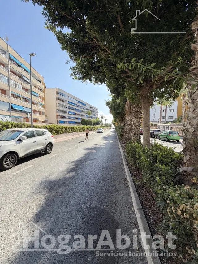 Disfruta del sol y la brisa del mar en este piso reformado con piscina, terraza y parking junto a la playa — 33