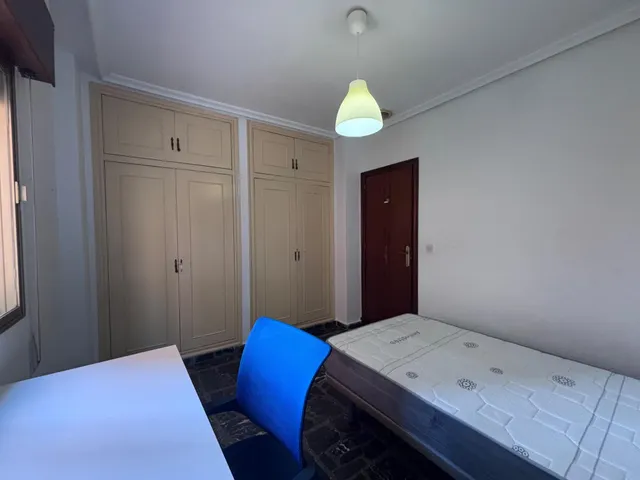 Piso para estudiantes muy luminoso de 3 dormitorios en la Alameda, Cartagena. — 24