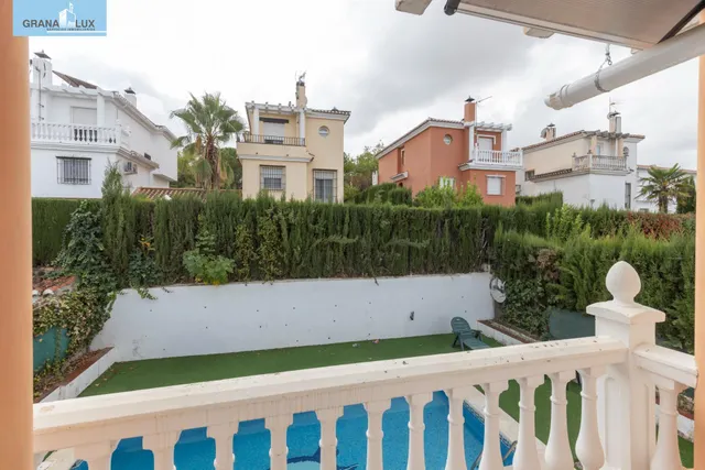 Casa independiente con piscina en La Zubia. — 21