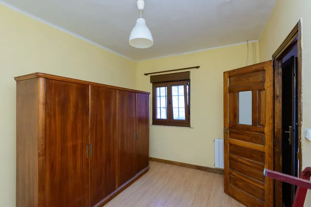 Casa tradicional con tres viviendas y antiguo local hostelero en arroes, Villaviciosa — 45