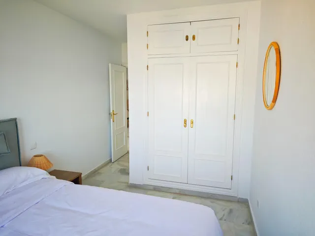 Piso situado en los Pacos con vistas al mar y a la montaña. — 30