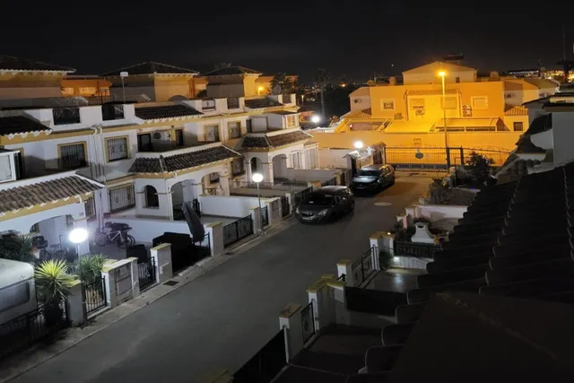 Casa adosada en buen estado (aprox. 87 m2) en el popular Jardín del Mar XIII. Terraza orientada al suroeste frente a la casa, azotea, gran piscina comunitaria y cerca de colegios y supermercados. — 20