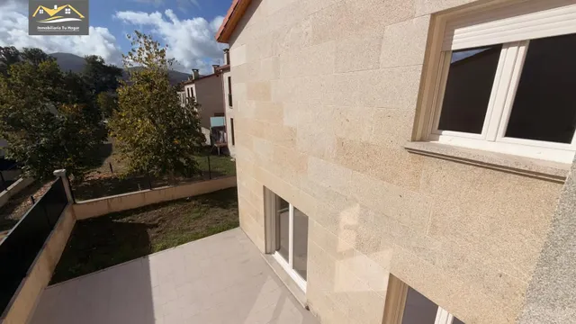 Chalé adosado, con terraza 30m , jardín 70m , garaje para 2 coches. 5 habitaciones. 3 baños. Cocina salón comedor de 35 m2. Magnificas vistas. Muy soleados — 37