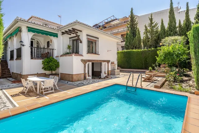 CHALET EXCLUSIVO EN  UNA SOLA PLANTA EN EL CENTRO DE LA ZUBIA 5 DORMITORIOS, PISCINA  Y GARAJE — 6