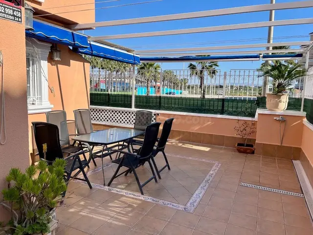Bungalow Adosado en Alquiler en Urbanización con Piscina – S - foto 2