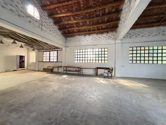 Nave en zona urbana con 264 m2 y con jardín de 114 m2 orientado al sur, garaje y gran potencial como estudio profesional. — 42