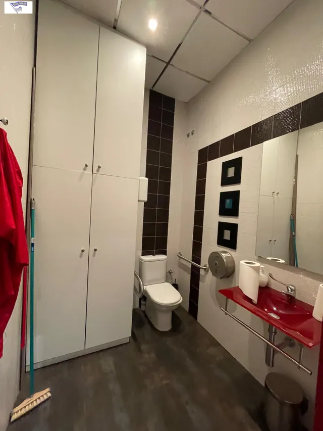 LOCAL EN ALQUILER CON TRASPASO: PELUQUERÍA Y ESTÉTICA — 12